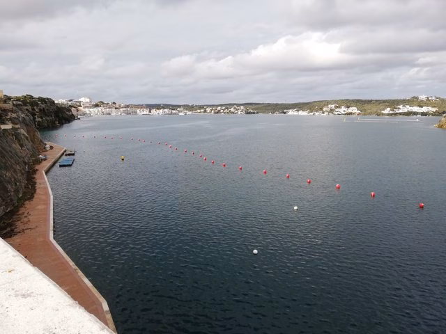 El GOB pide explicaciones por las boyas del puerto de Maó