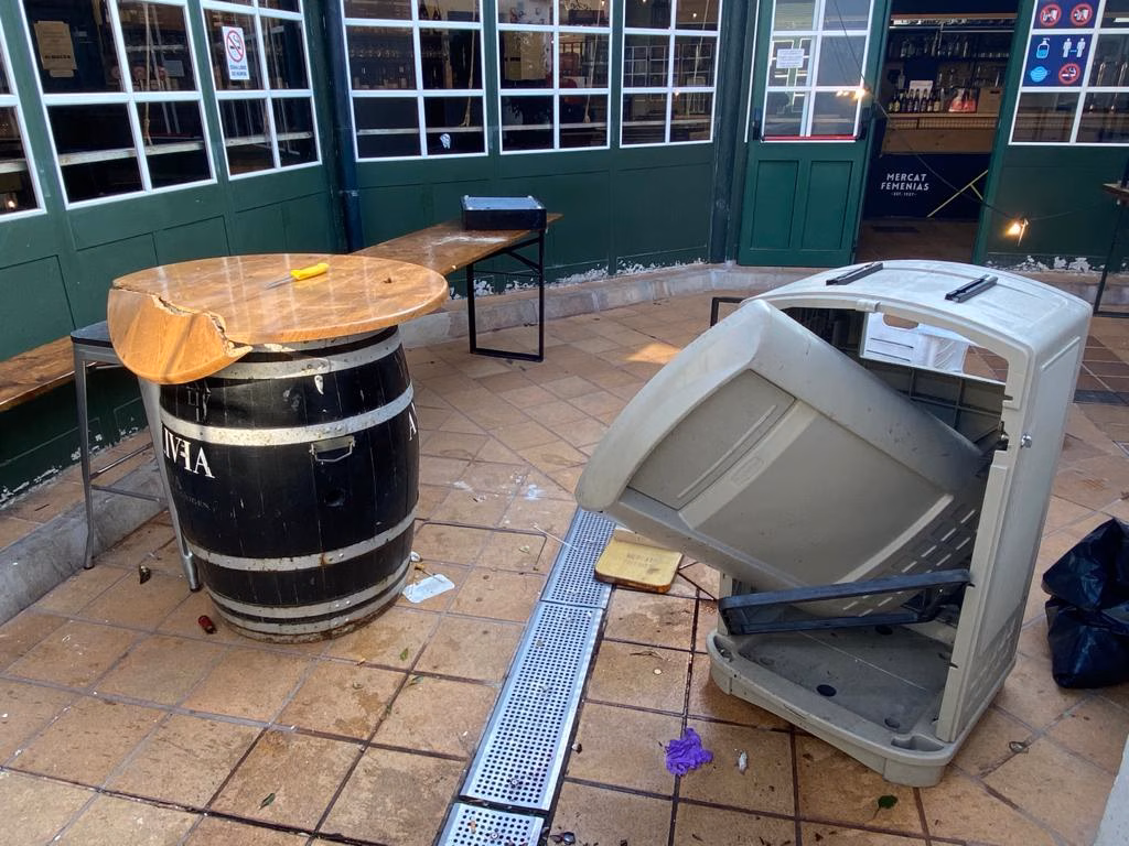 (Fotos) La policía investiga un robo con destrozos en el Mercat des Peix de Maó