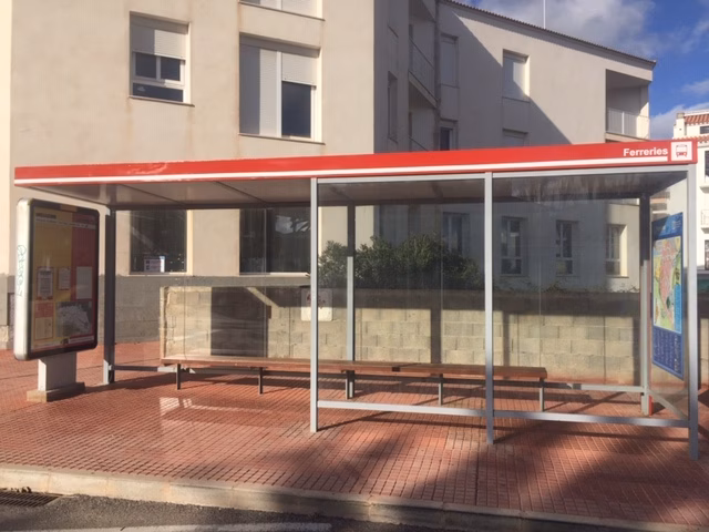Nueva imagen de las marquesinas de las paradas del autobús en Ferreries