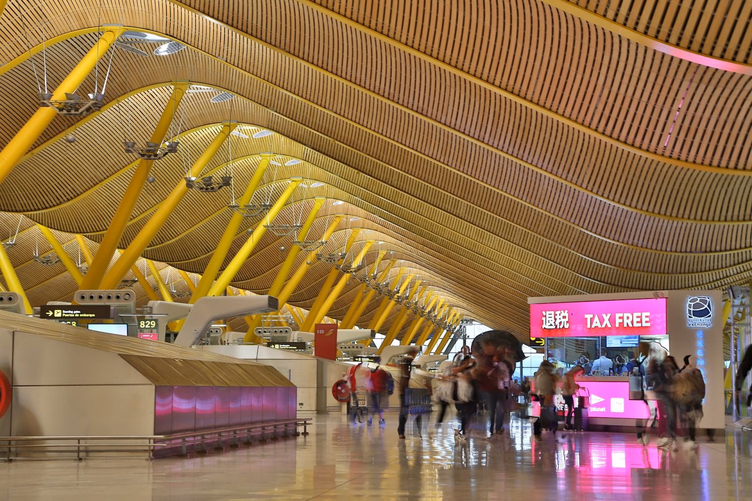 Siguen cancelados los vuelos con Madrid