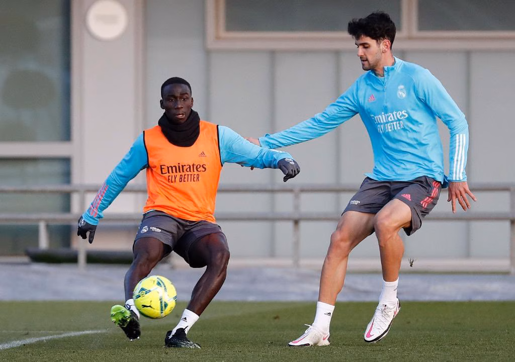 Xavi Sintes vuelve a entrenar con el primer equipo del Real Madrid