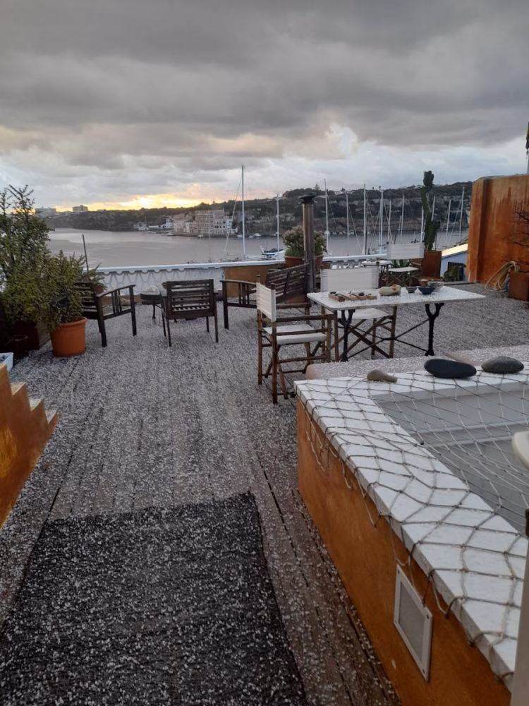 (La foto) Amanecer blanco en el puerto de Maó