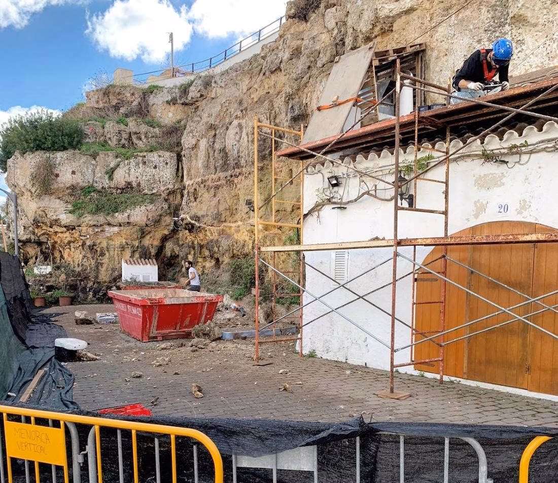Obras de saneamiento del acantilado de Cales Fons y Cala Corb