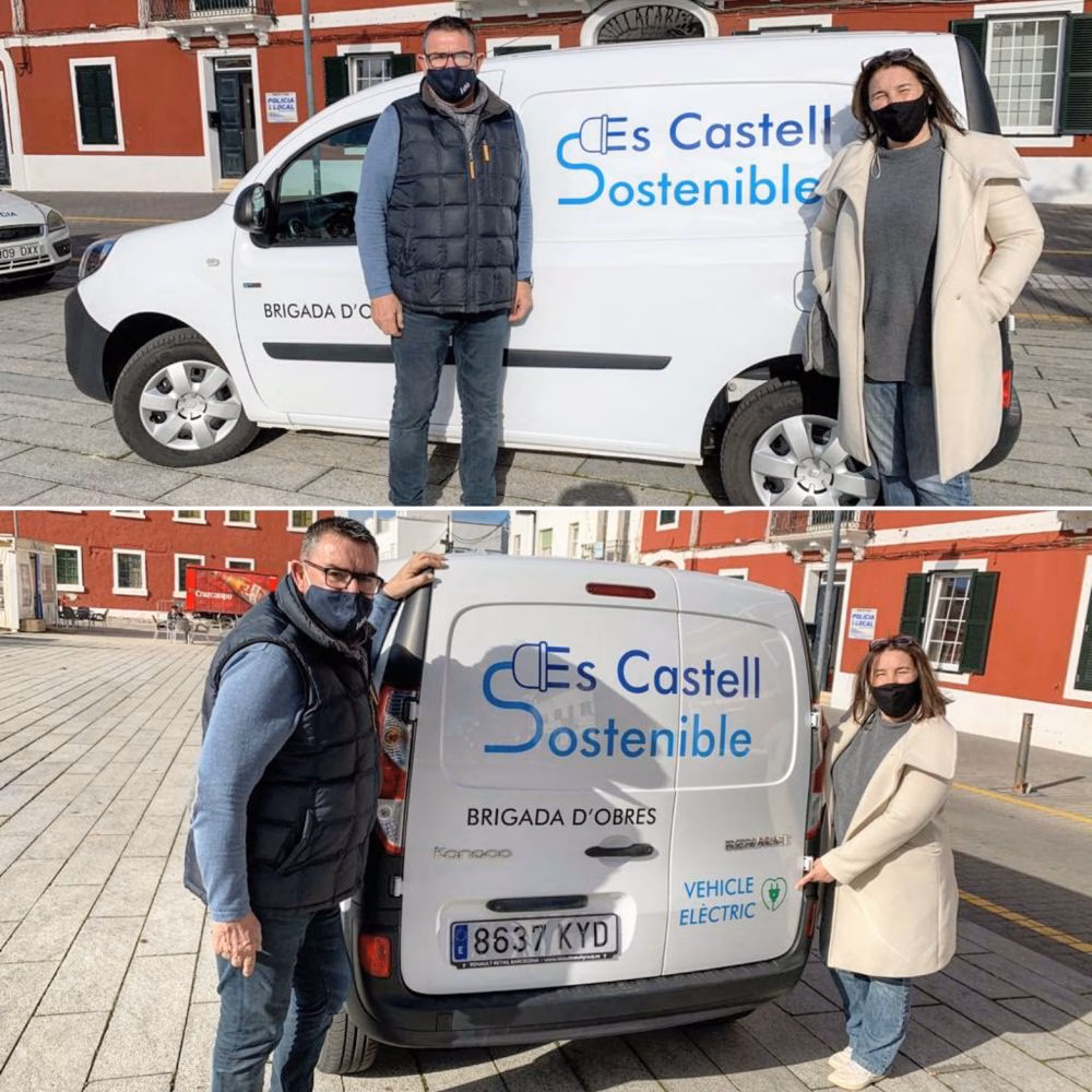 Es Castell renueva su flota con vehículos eléctricos