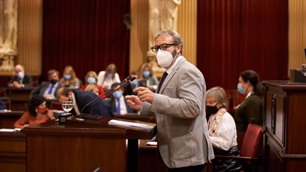Reprochan a Lluís Camps que viajara a Palma sin saber el resultado de su PCR
