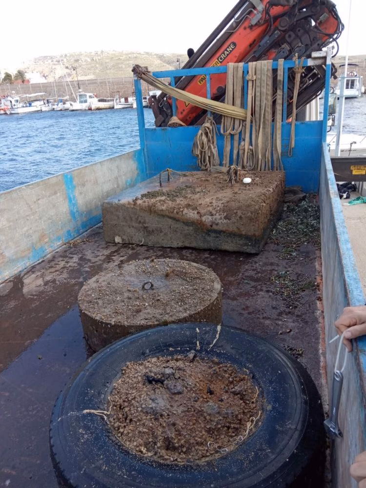 Retiran tres "muertos" de fondeo ilegal de la bahía de Fornells