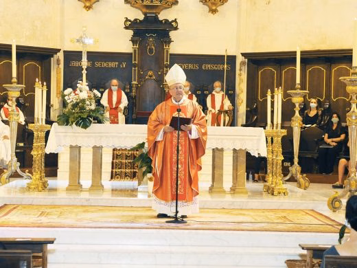 Església mirant endavant i enrere