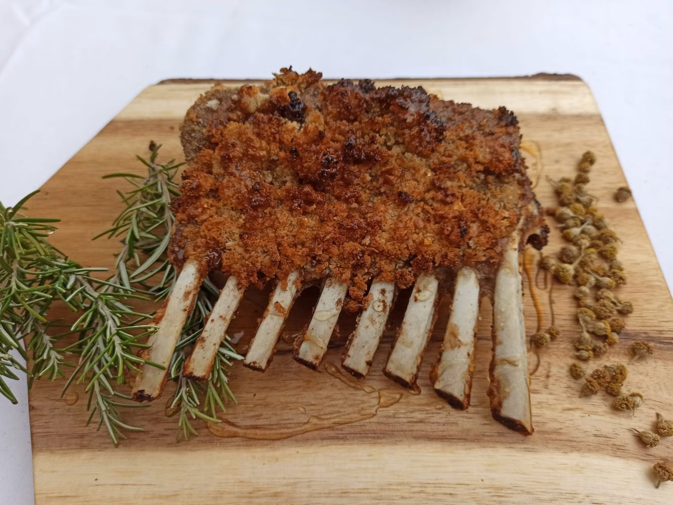 Carré de cordero menorquín asado con costra de manzanilla de la Isla