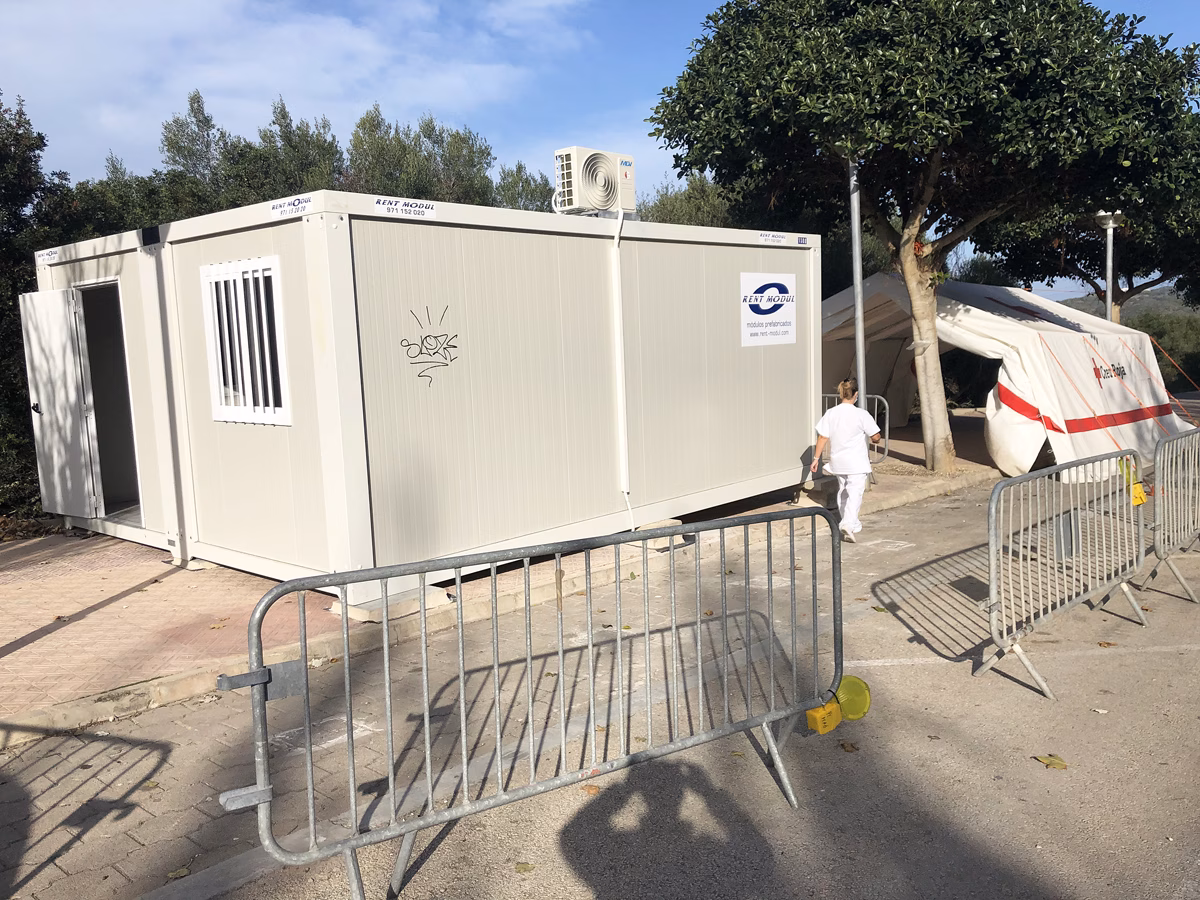 La unidad Covid-Exprés del levante menorquín ya dispone de un módulo prefabricado