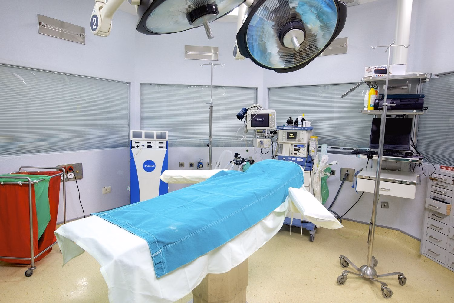 El Mateu Orfila reabre uno de los quirófanos cerrados al bajar la presión asistencial