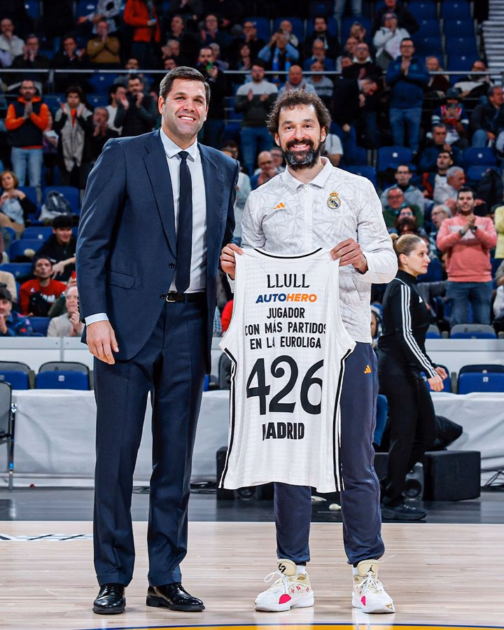 (La foto) Homenaje a Sergi Llull por convertirse en el jugador con más partidos en la Euroliga