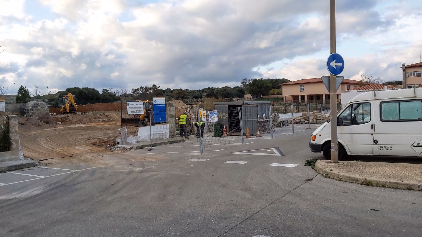 Es Castell amplía en 60 plazas el aparcamiento de la zona escolar