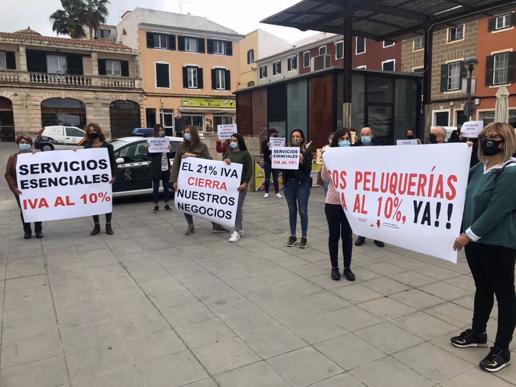 (Fotos) Las peluquerías de Menorca cierran y alzan la voz