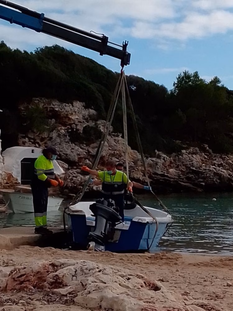 Retiran la patera y no descartan que haya llegado vacía a la costa de Menorca