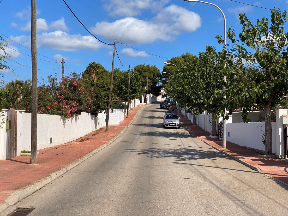 Alaior pavimentará la avenida central de Cala en Porter