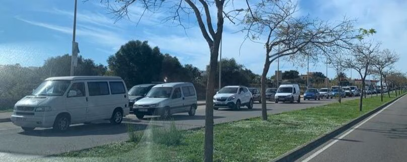 (La foto) Atascos por el asfaltado de la Via Ronda