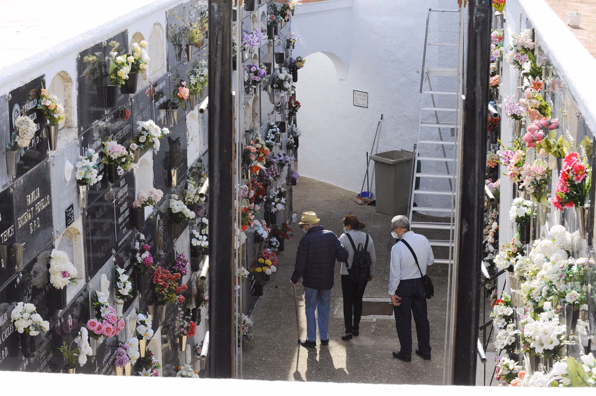(Fotos) Empiezan las visitas a los cementerios