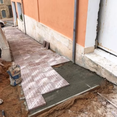 (Fotos) Es Castell cambia las baldosas de la calle Llevant