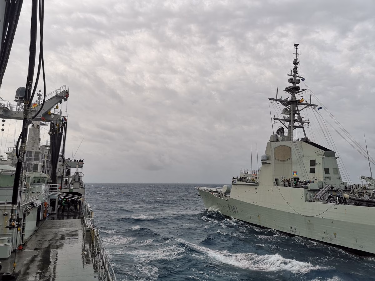 (Fotos) Dos buques de la Armada recalan en el puerto de Maó