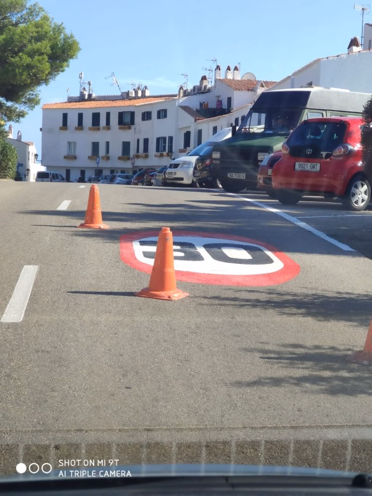 (Fotos) Sant Lluís limita a 30 kmh la velocidad máxima en las urbanizaciones