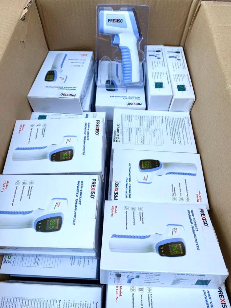 (La foto) La Fundació Rubió entrega 100 termómetros a los centros educativos