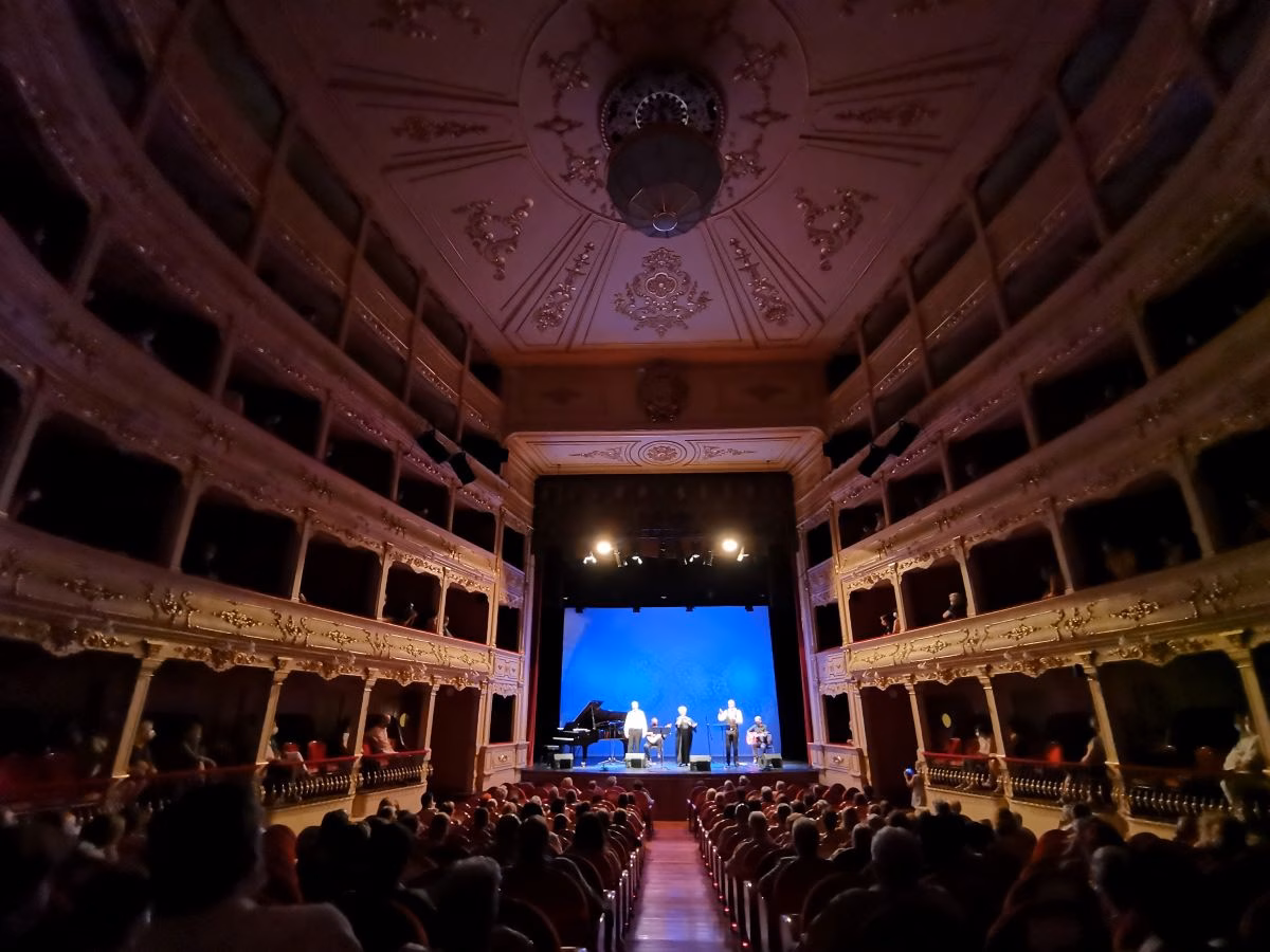 (Fotos) Menorca responde a la Hermandad Rociera llenando el Teatro en "Siempre Unidos"