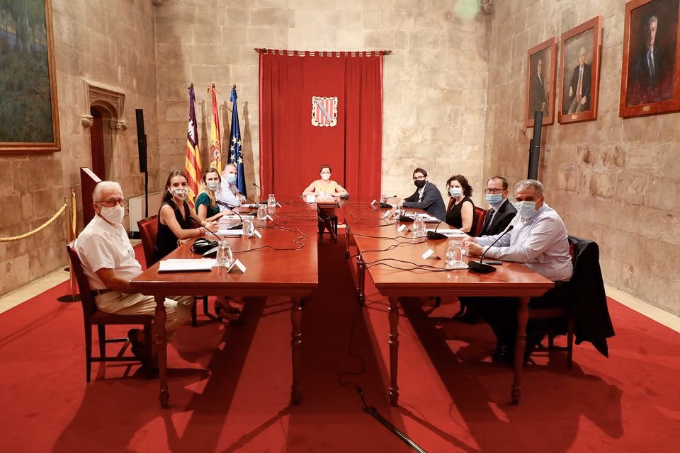 Hoteleros, empresarios y Govern buscan potenciar la marca Menorca y reactivar la economía