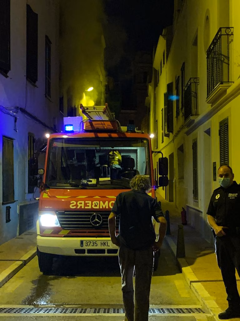 (Fotos y vídeo) Fuego en Maó