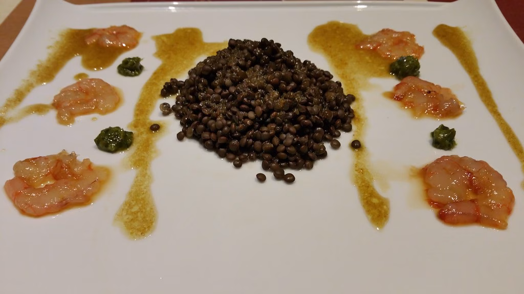 Lenteja caviar con curry verde, gambas, soja y mirin