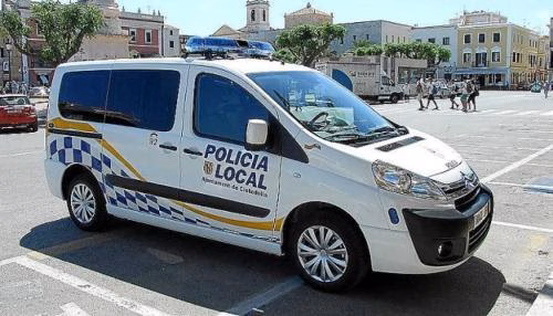 La colaboración ciudadana impide la ocupación o el robo de un domicilio en Ciutadella