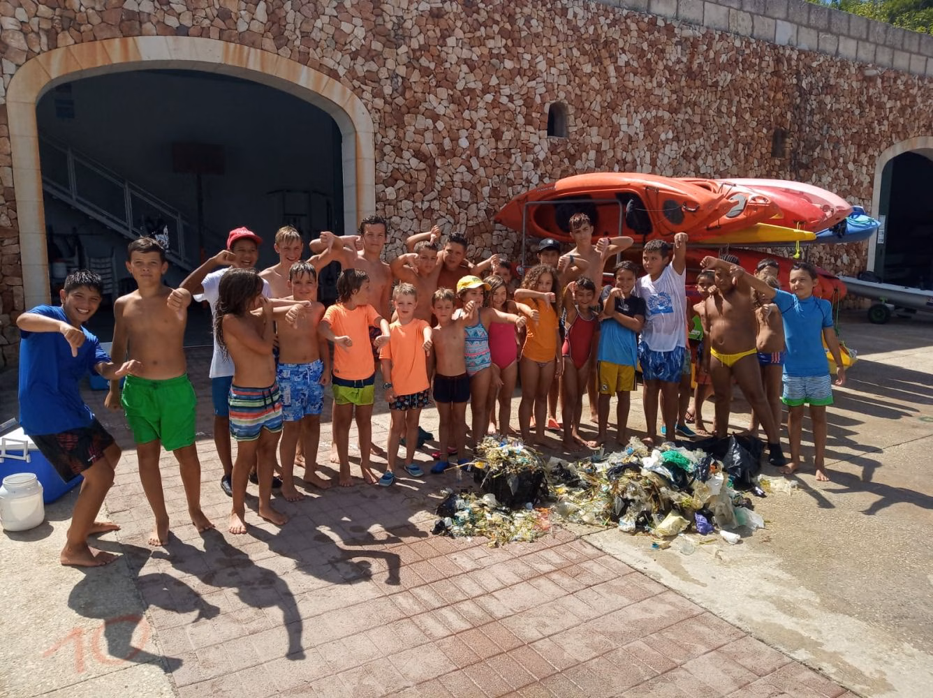 (Fotos) Los palistas del Nàutic limpian las aguas de Sa Farola