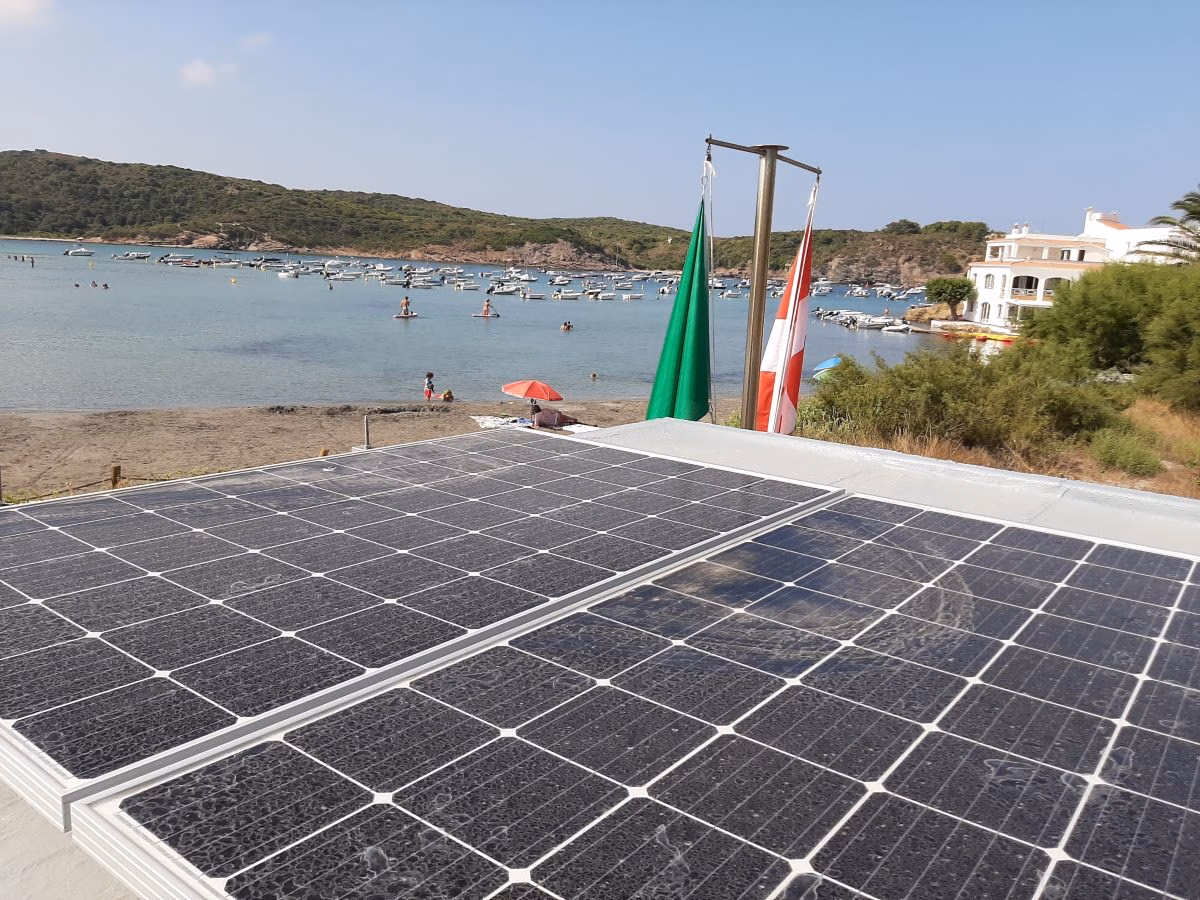 Maó amplía las placas solares en las casetas de los socorristas de Sa Mesquida y Es Grau
