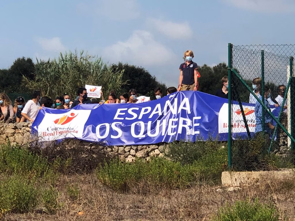 (Fotos) Un grupo de personas reciben a los reyes con pancartas y banderas españolas