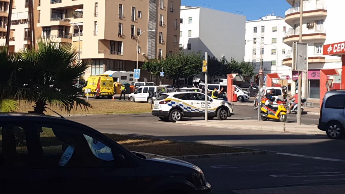 Una persona herida en un accidente entre un coche y una moto en la rotonda Abu Umar de Maó