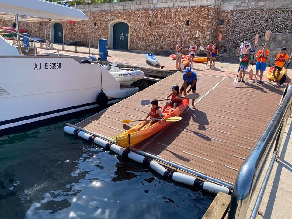 Descubren los secretos del kayak en el Club Náutico de Ciutadella