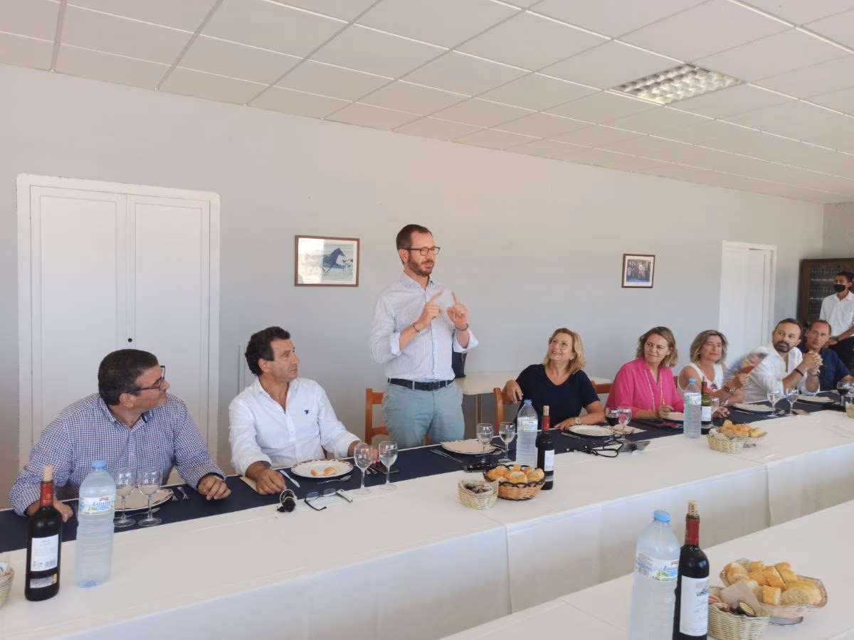 (Fotos) Javier Maroto pide un tipo superreducido del IVA turístico en su visita a Menorca