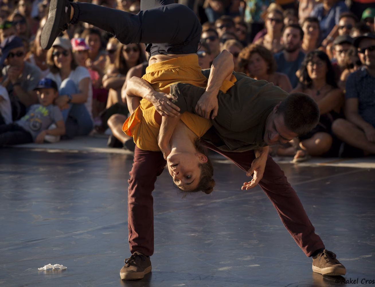 (Fotos y vídeos) Danza para la noche de Cala Torret