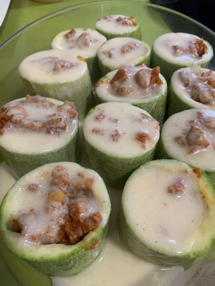 Tomás Cano: Calabacines rellenos de sobrasada, salchicha y salsa queso Mahón artesano curado