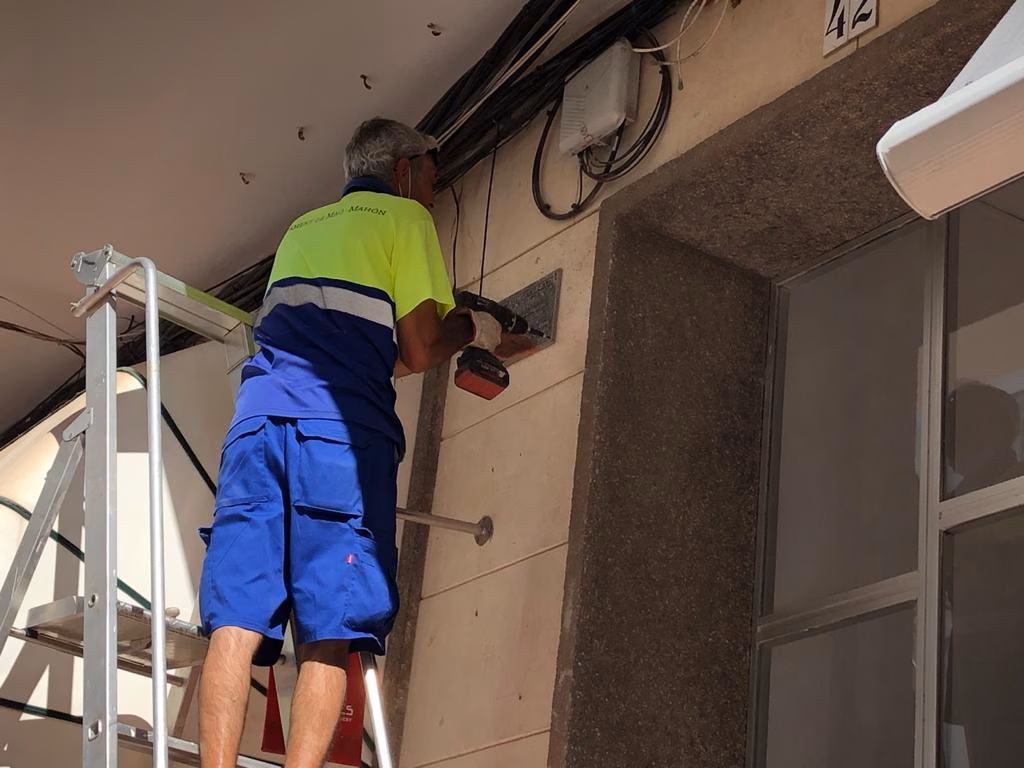 Maó elimina vestigios de la dictadura franquista