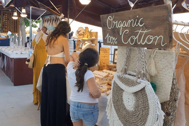 (Galería de fotos) El Mercat de Nit da vida a Calesfons