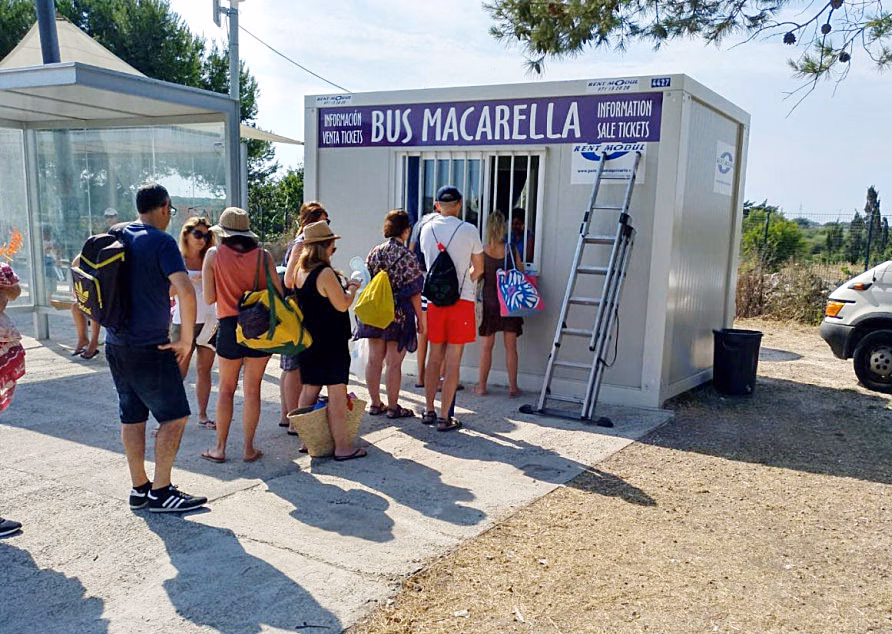 Vuelve el autobús a Macarella pero con menos frecuencias que el año pasado
