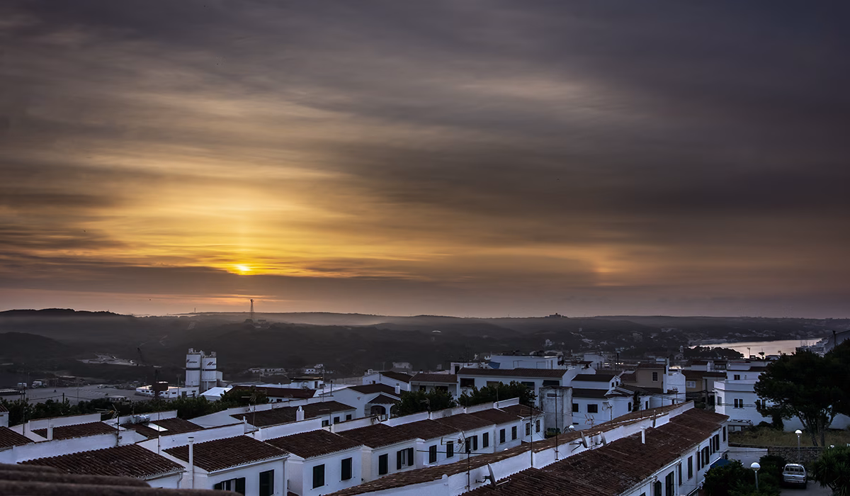(Fotos) El doble sol o "parhelio" sobre el cielo de Menorca