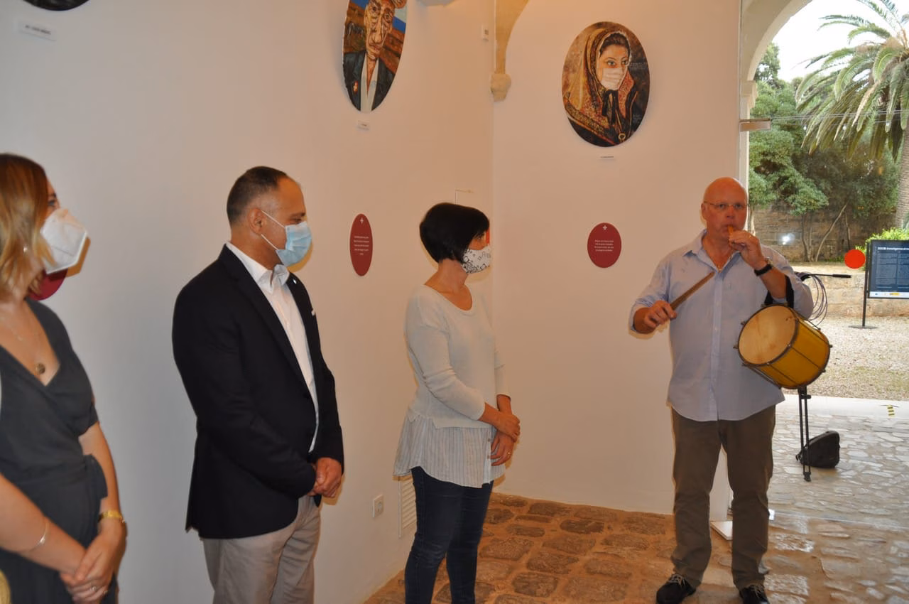 (Vídeo/fotos) "Toc de dol" para las víctimas del Covid-19 ante las "carotes" de Sant Joan