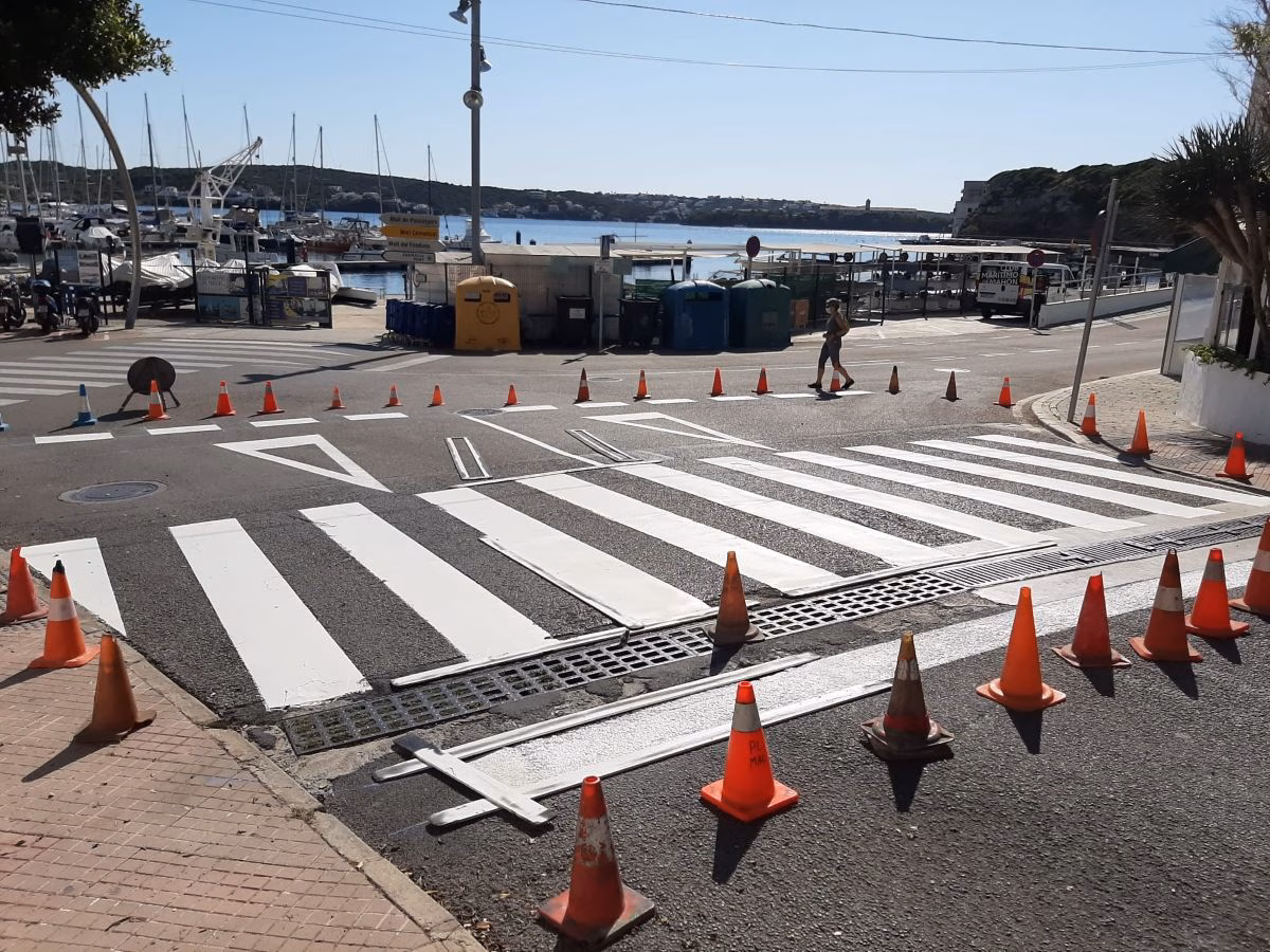 Maó pone en marcha el cambio de circulación en la Cuesta de Corea