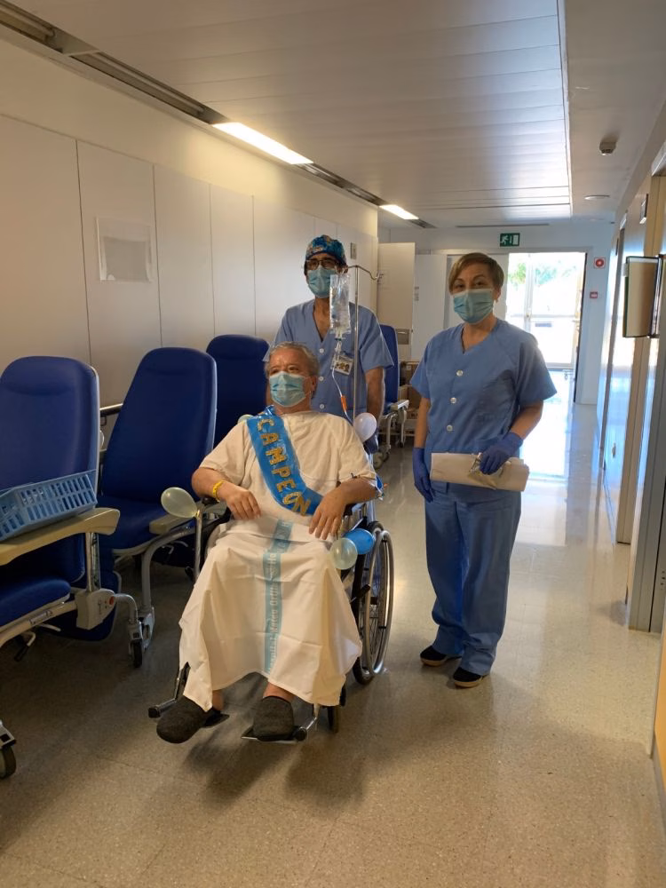 (Vídeo) Después de 83 días dan de alta al último paciente ingresado en la UCI