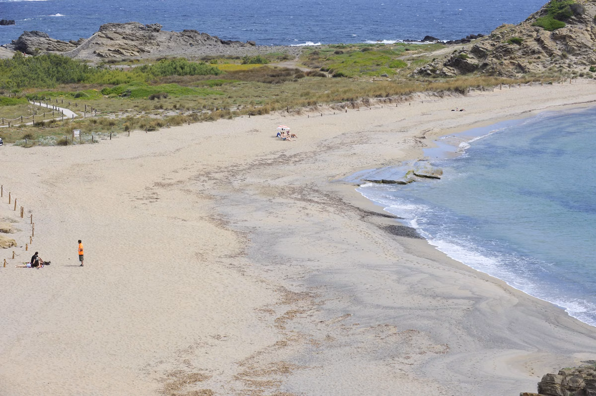 A la playa con prudencia el primer día de la fase 2 en Menorca