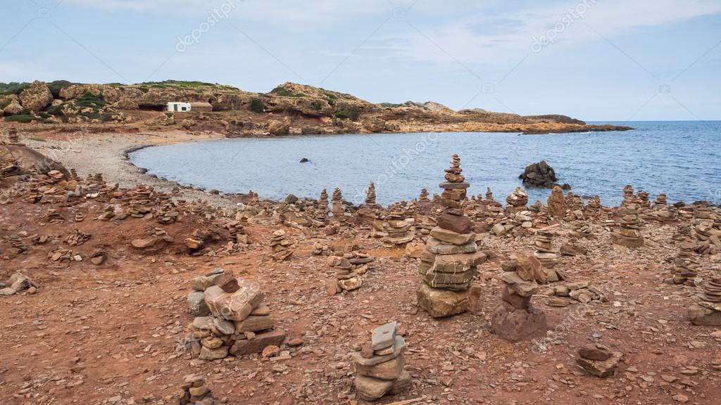 La moda de apilar piedras perjudica a la flora y la fauna de Menorca