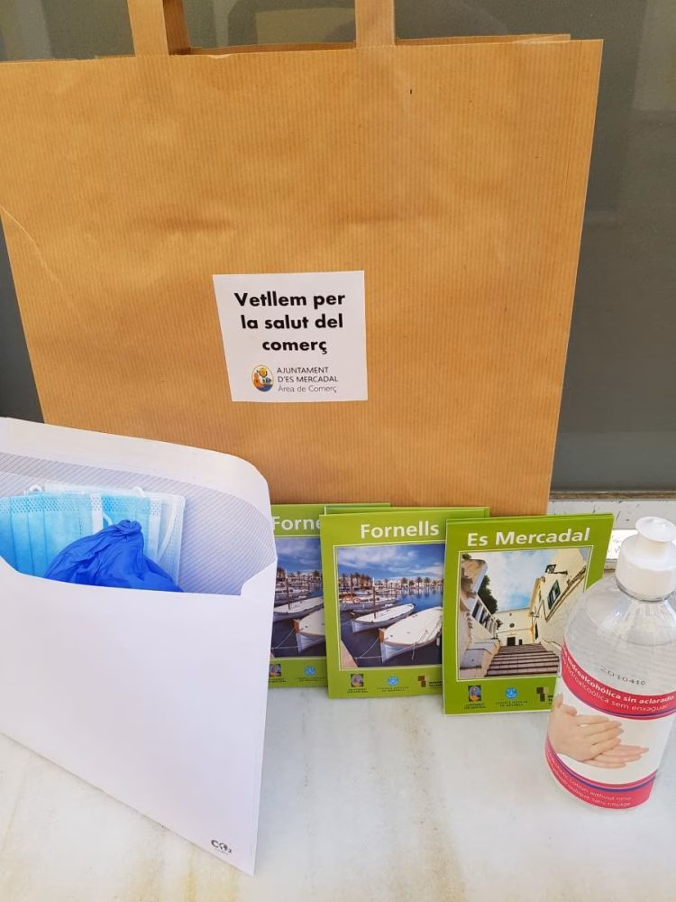 Es Mercadal reparte material sanitario a los comercios del municipio