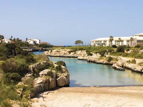 La policía de Ciutadella recuerda que no está permitido bañarse en la playa
