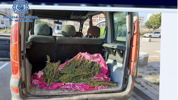 Le paran en un control y acaba detenido por el fuerte olor a marihuana